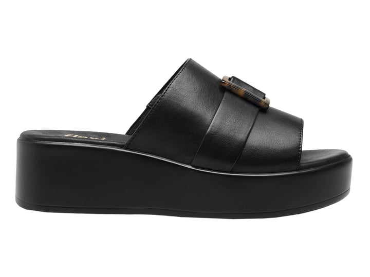 Sandalia Flexi de plataforma color negro con hebilla decorativa en tono carey para mujer.