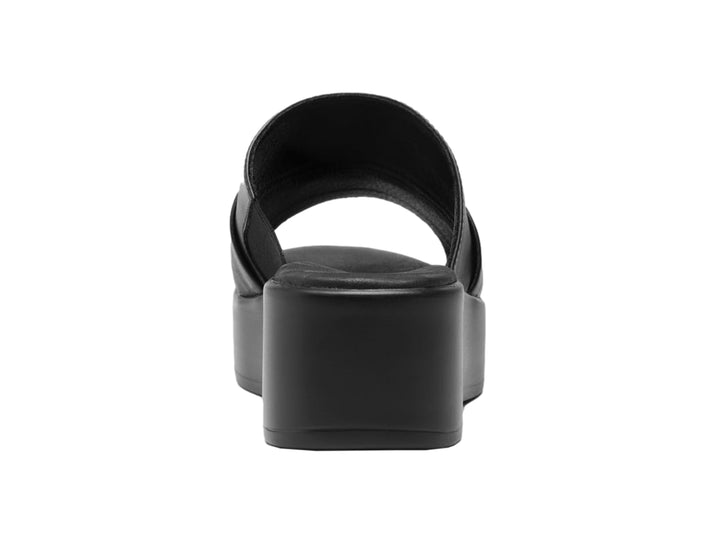 Sandalia Flexi de plataforma color negro con hebilla decorativa en tono carey para mujer.