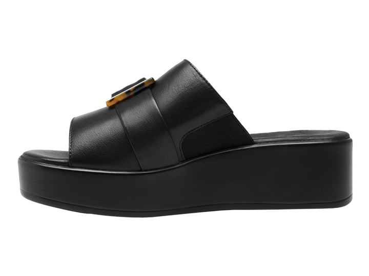 Sandalia Flexi de plataforma color negro con hebilla decorativa en tono carey para mujer.