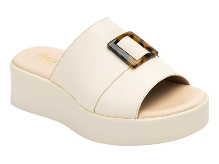Sandalia de plataforma color hueso con hebilla decorativa en tonos carey.