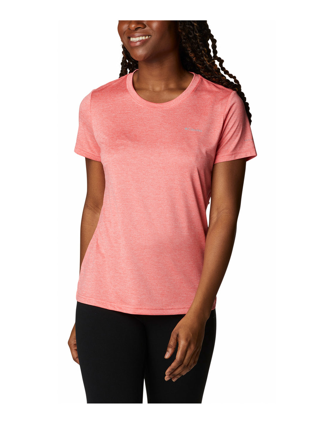 Mujer vistiendo una camiseta deportiva Columbia de manga corta en color rosa blush pink heather.