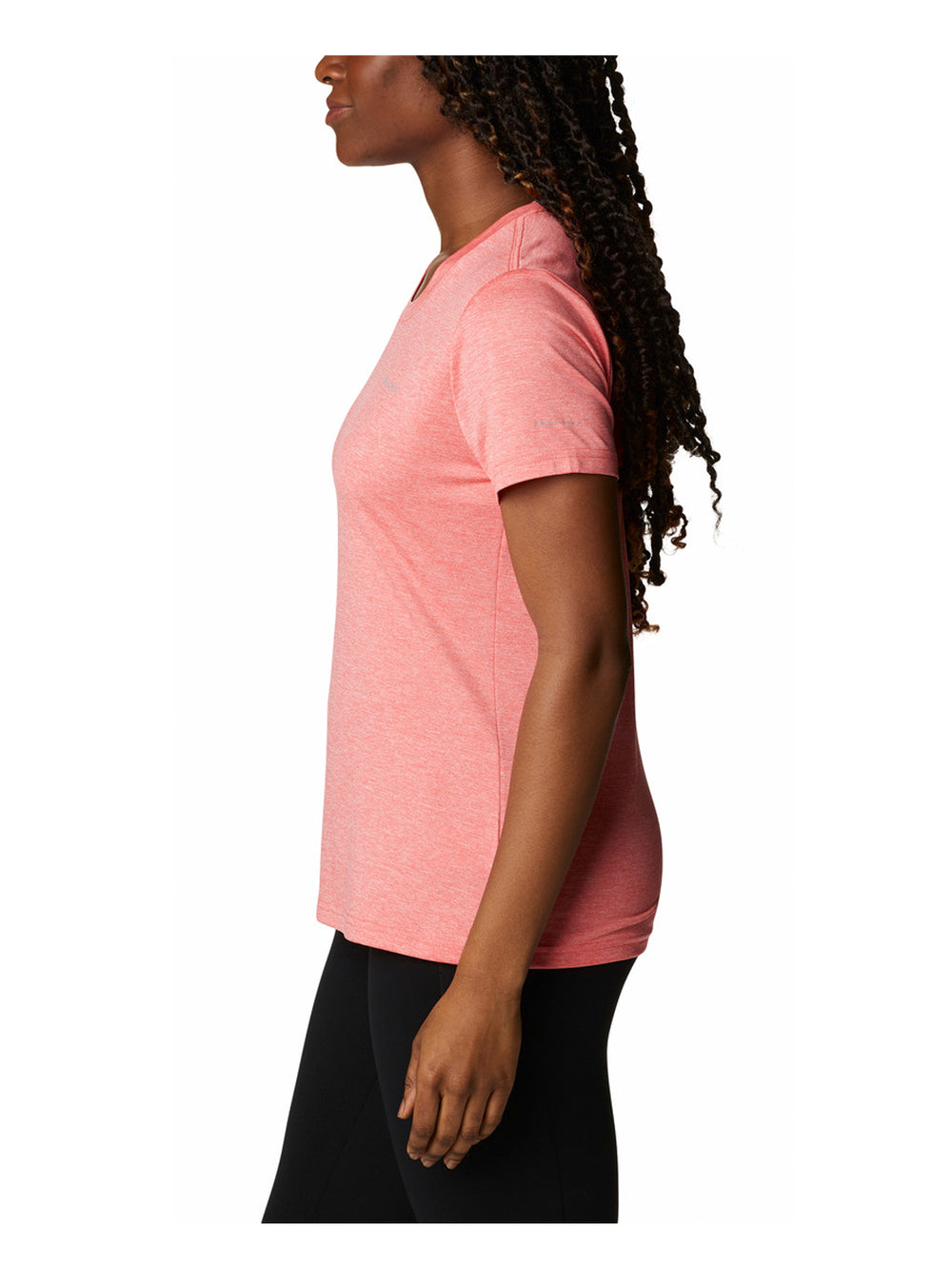 Mujer vistiendo una camiseta deportiva Columbia de manga corta en color rosa blush pink heather.