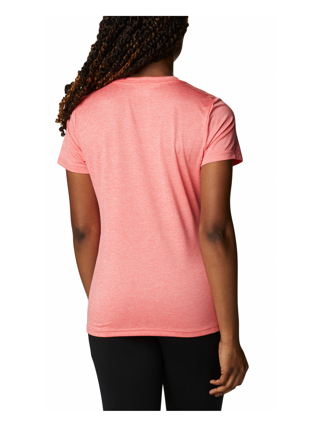 Mujer vistiendo una camiseta deportiva Columbia de manga corta en color rosa blush pink heather.