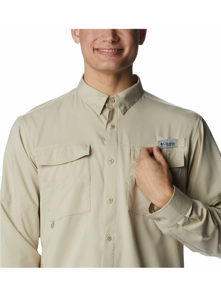 Camisa Columbia color beige Fossil de manga larga con bolsillos frontales.