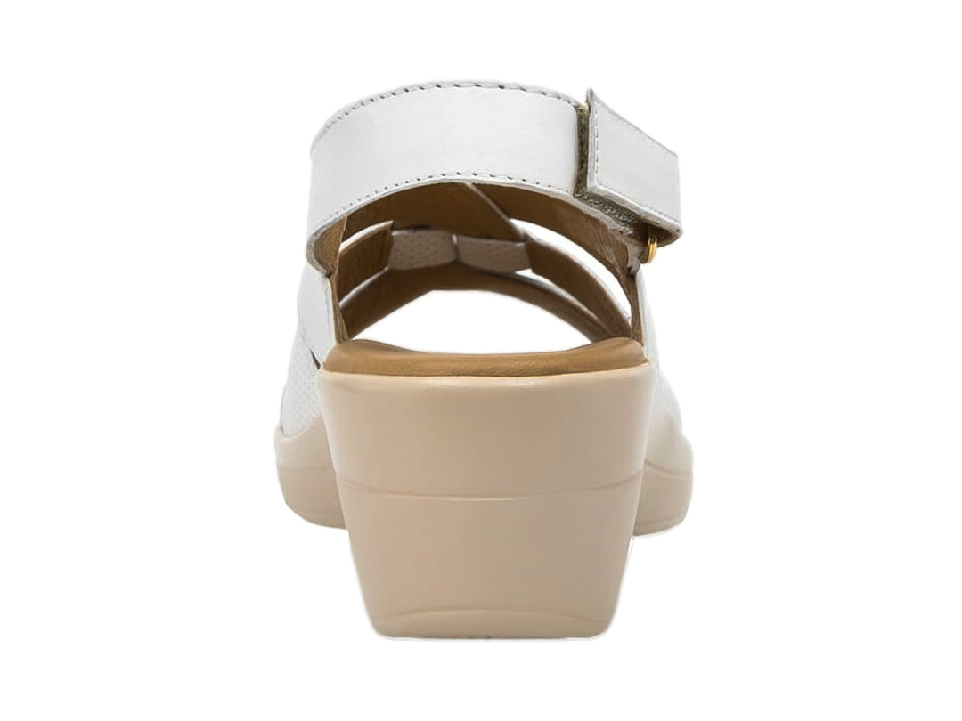 Sandalia blanca para mujer con suela beige y diseño de correas cruzadas.