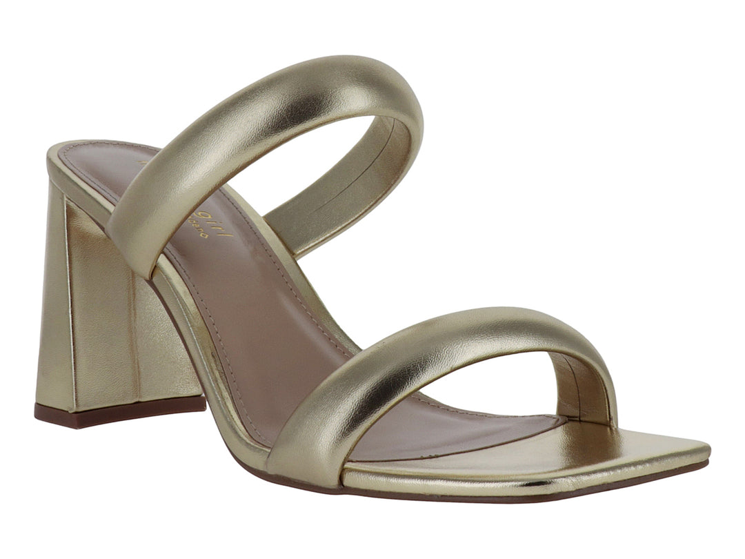Sandalia de tacón cuadrado color dorado metálico con tiras abiertas.