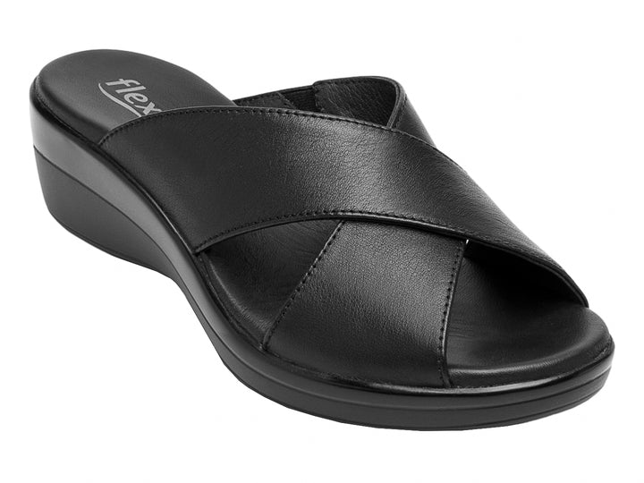 Sandalia Flexi para mujer en color negro, material de cuero vacuno con diseño de tiras cruzadas y suela cómoda.
