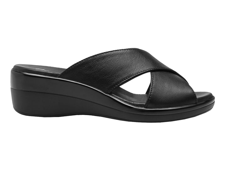 Sandalia Flexi para mujer en color negro, material de cuero vacuno con diseño de tiras cruzadas y suela cómoda.