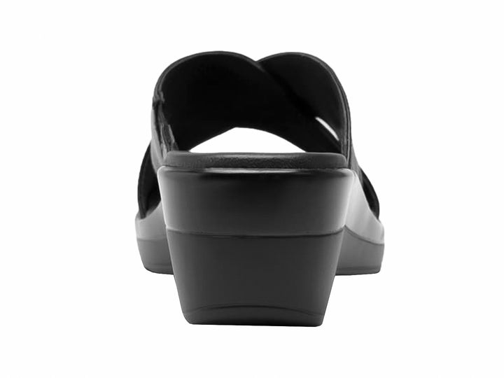 Sandalia Flexi para mujer en color negro, material de cuero vacuno con diseño de tiras cruzadas y suela cómoda.