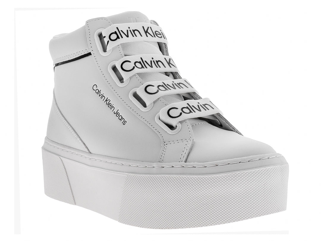 Tenis blancos de plataforma Calvin Klein con cordones decorados con el logo en negro.