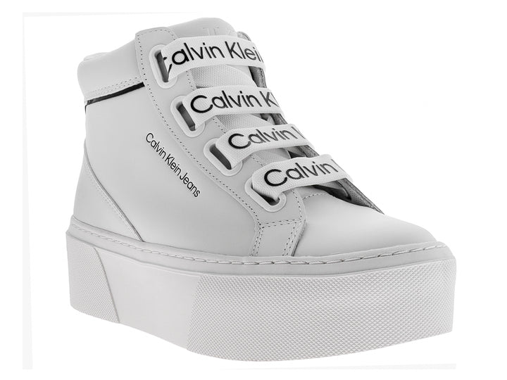 Tenis blancos de plataforma Calvin Klein con cordones decorados con el logo en negro.
