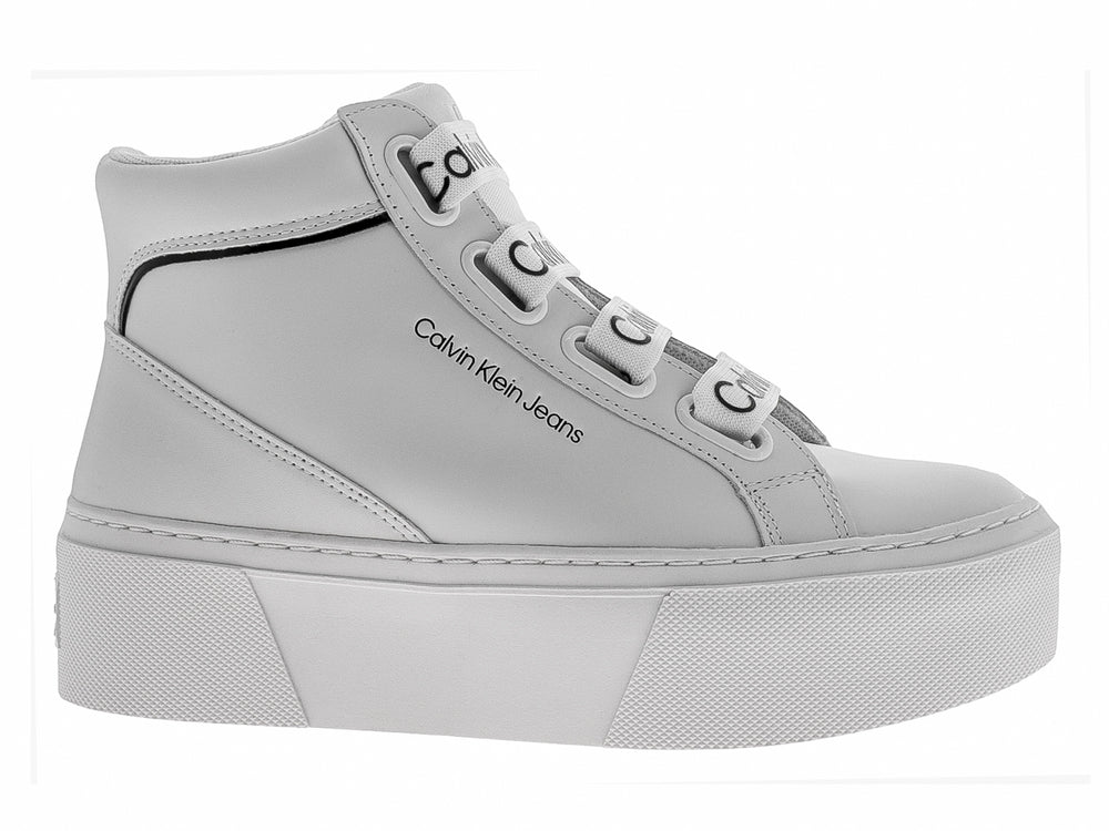 Tenis blancos de plataforma Calvin Klein con cordones decorados con el logo en negro.