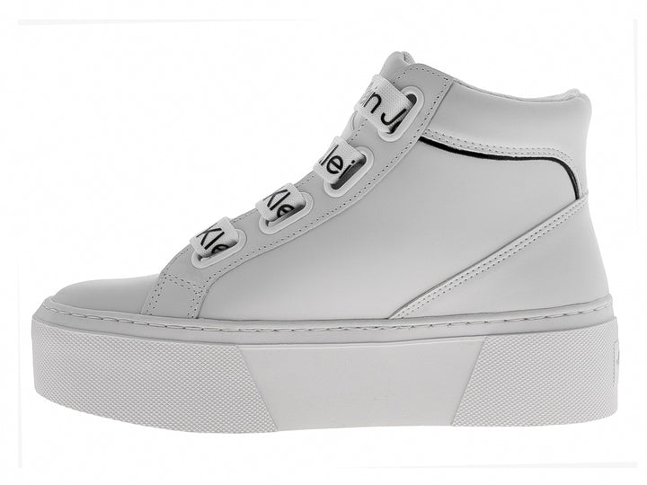 Tenis blancos de plataforma Calvin Klein con cordones decorados con el logo en negro.