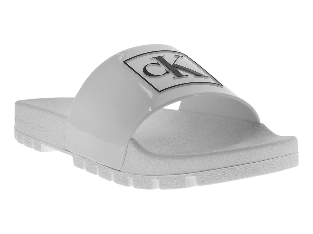 Sandalia slide blanca de la marca Calvin Klein con logotipo en la correa.