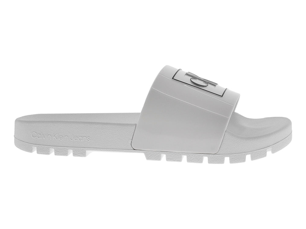 Sandalia slide blanca de la marca Calvin Klein con logotipo en la correa.
