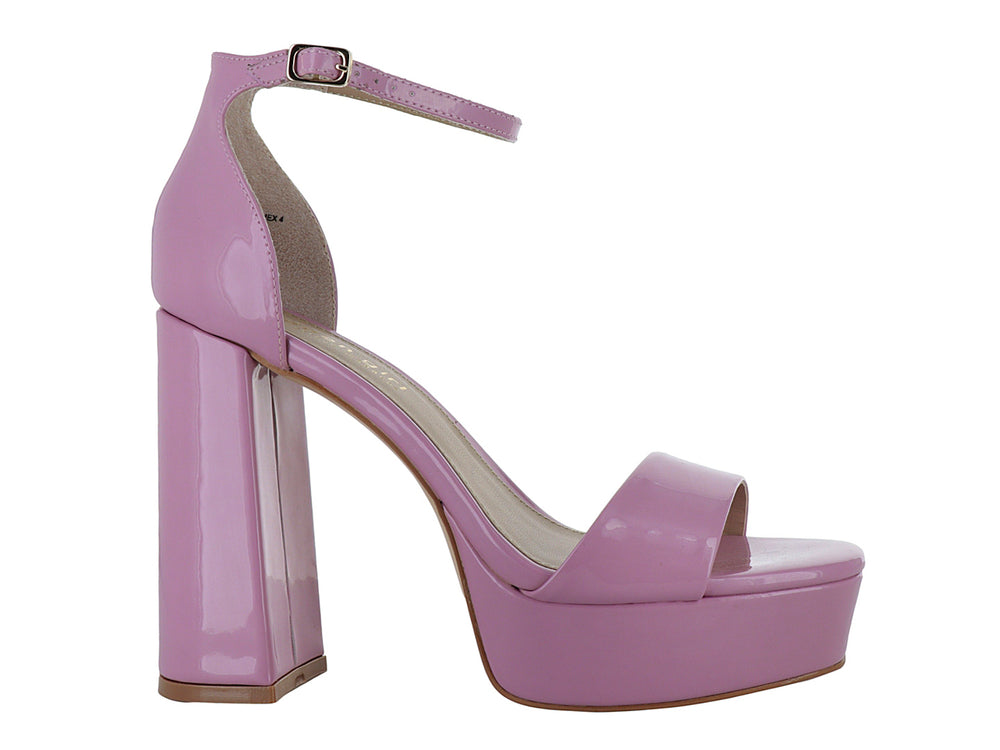 Sandalia de tacón alto y plataforma en color rosa brillante con correa al tobillo.
