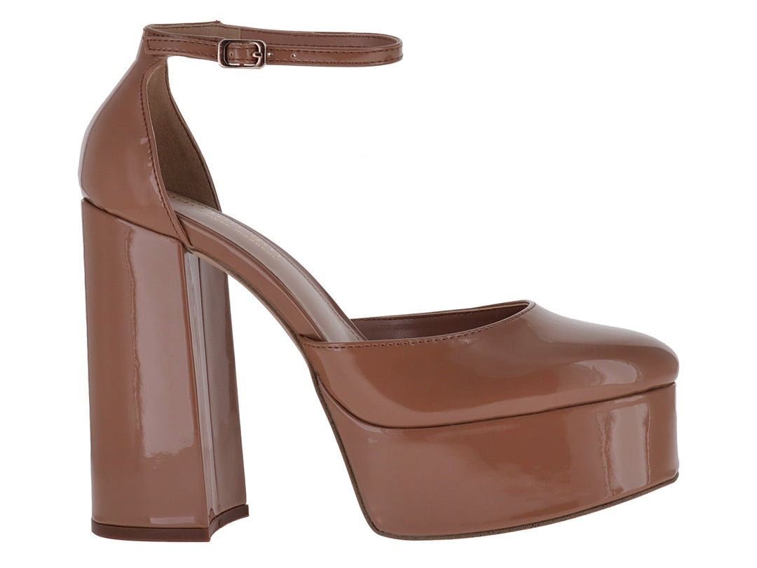 Zapato de tacón alto con plataforma y correa al tobillo en color camel brillante.