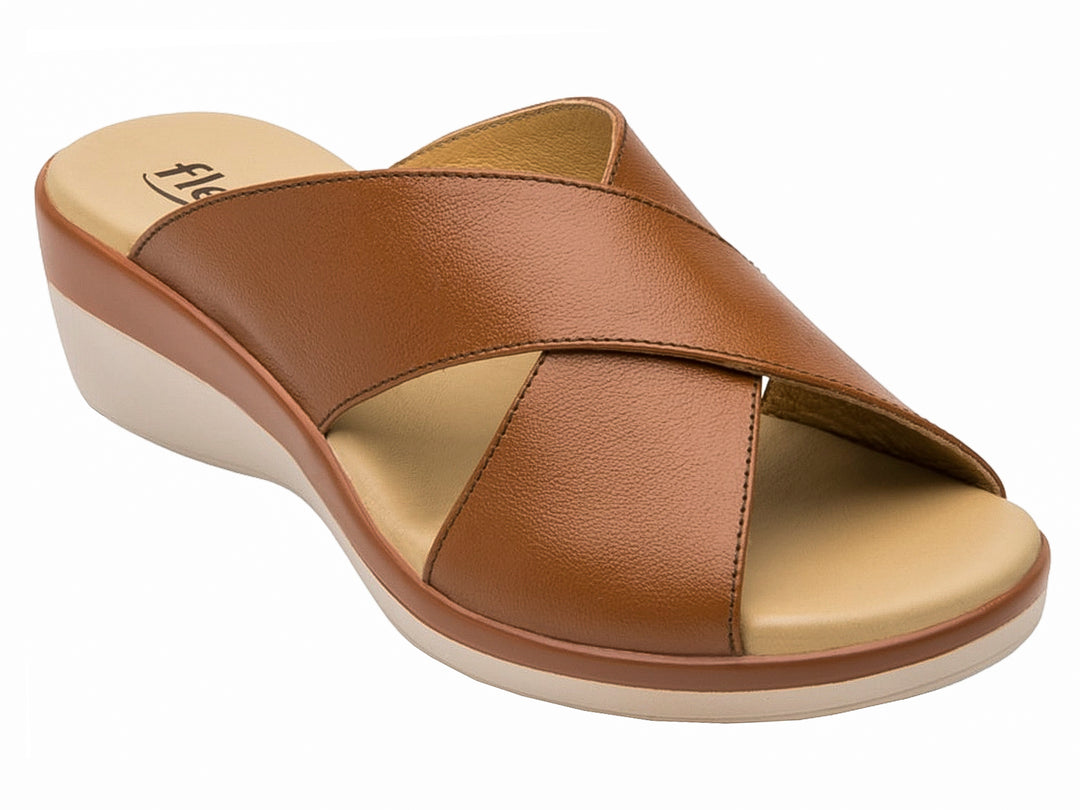 Sandalia Flexi para Mujer en color café con tiras cruzadas y suela de cuña.