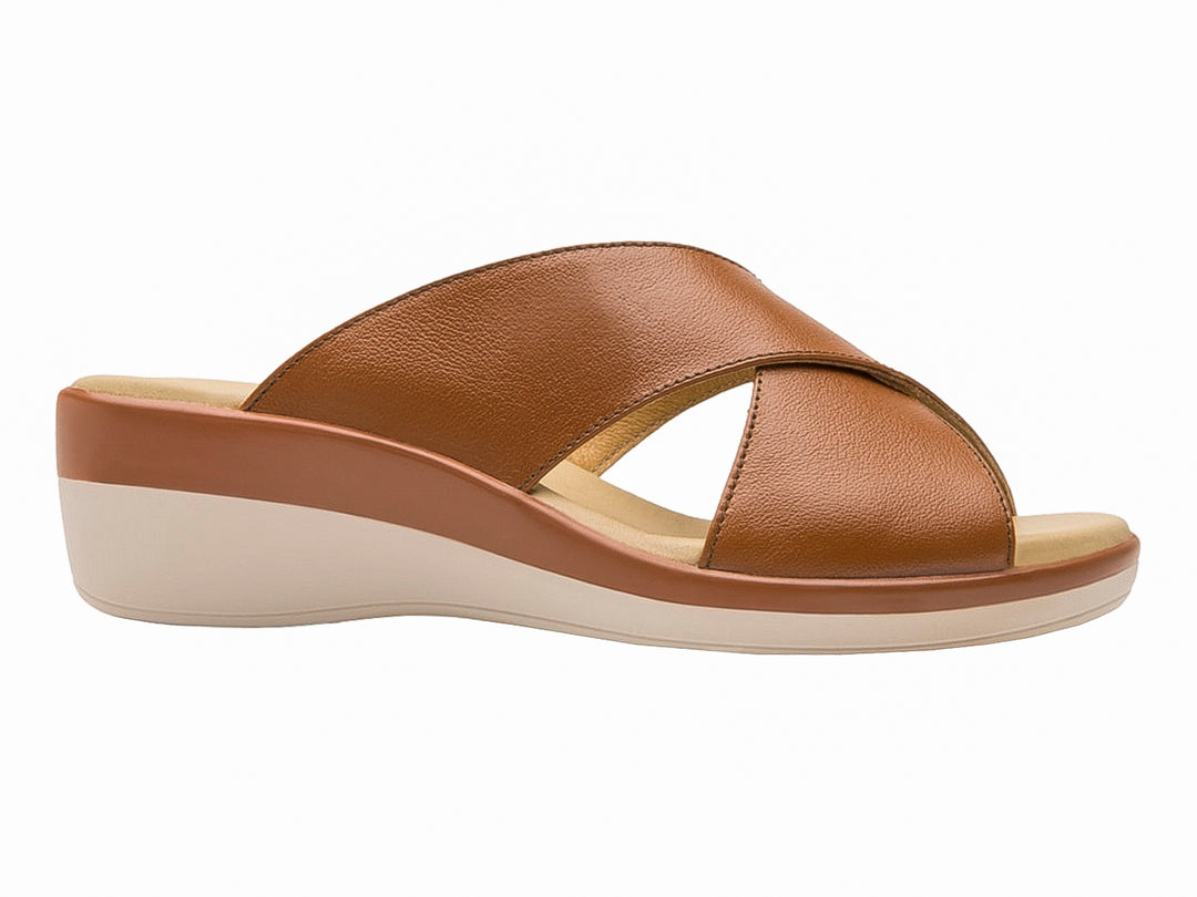 Sandalia Flexi para Mujer en color café con tiras cruzadas y suela de cuña.