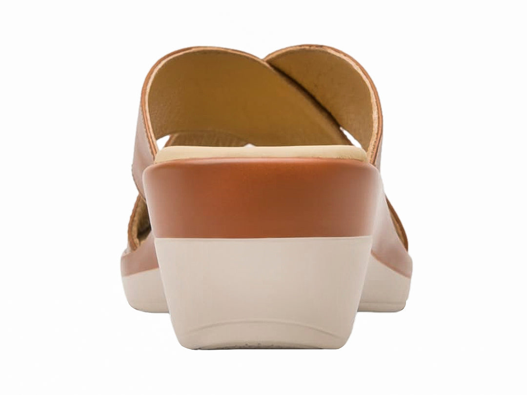 Sandalia Flexi para Mujer en color café con tiras cruzadas y suela de cuña.