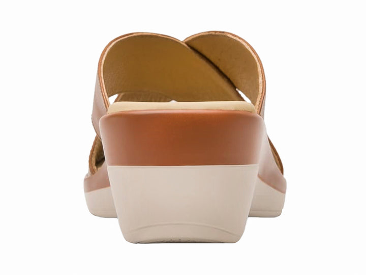 Sandalia Flexi para Mujer en color café con tiras cruzadas y suela de cuña.