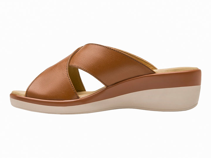 Sandalia Flexi para Mujer en color café con tiras cruzadas y suela de cuña.