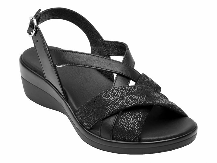 Sandalia Flexi color negro para mujer con tiras cruzadas, hebilla ajustable y suela de plataforma cómoda.
