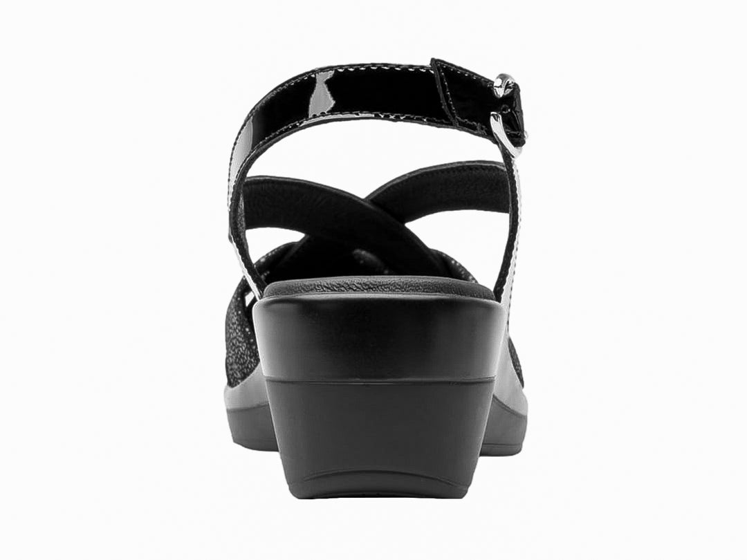 Sandalia Flexi color negro para mujer con tiras cruzadas, hebilla ajustable y suela de plataforma cómoda.