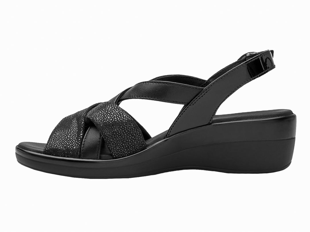 Sandalia Flexi color negro para mujer con tiras cruzadas, hebilla ajustable y suela de plataforma cómoda.