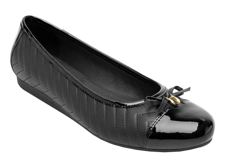 Zapato plano negro para mujer con punta de charol y detalle de moño decorativo.