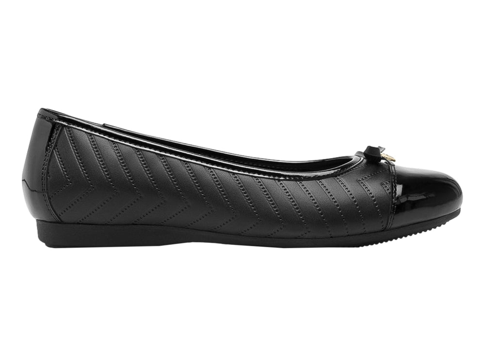 Zapato plano negro para mujer con punta de charol y detalle de moño decorativo.