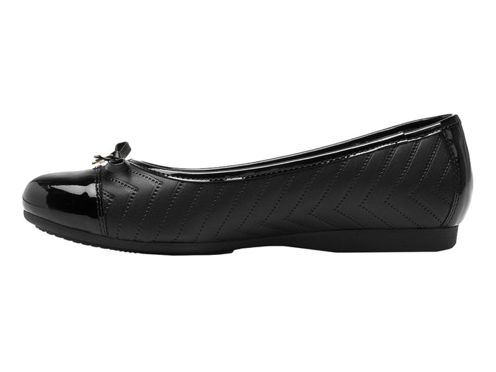 Zapato plano negro para mujer con punta de charol y detalle de moño decorativo.