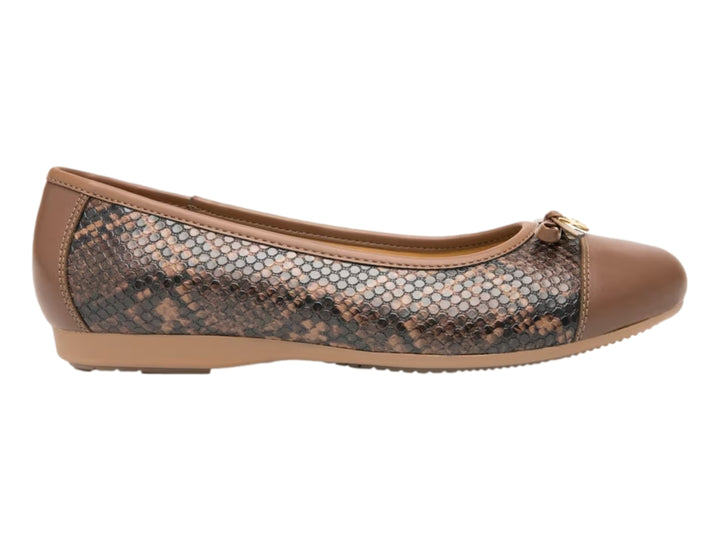 Zapato plano Flexi con estampado de serpiente en tonos marrones y detalles en color cognac.