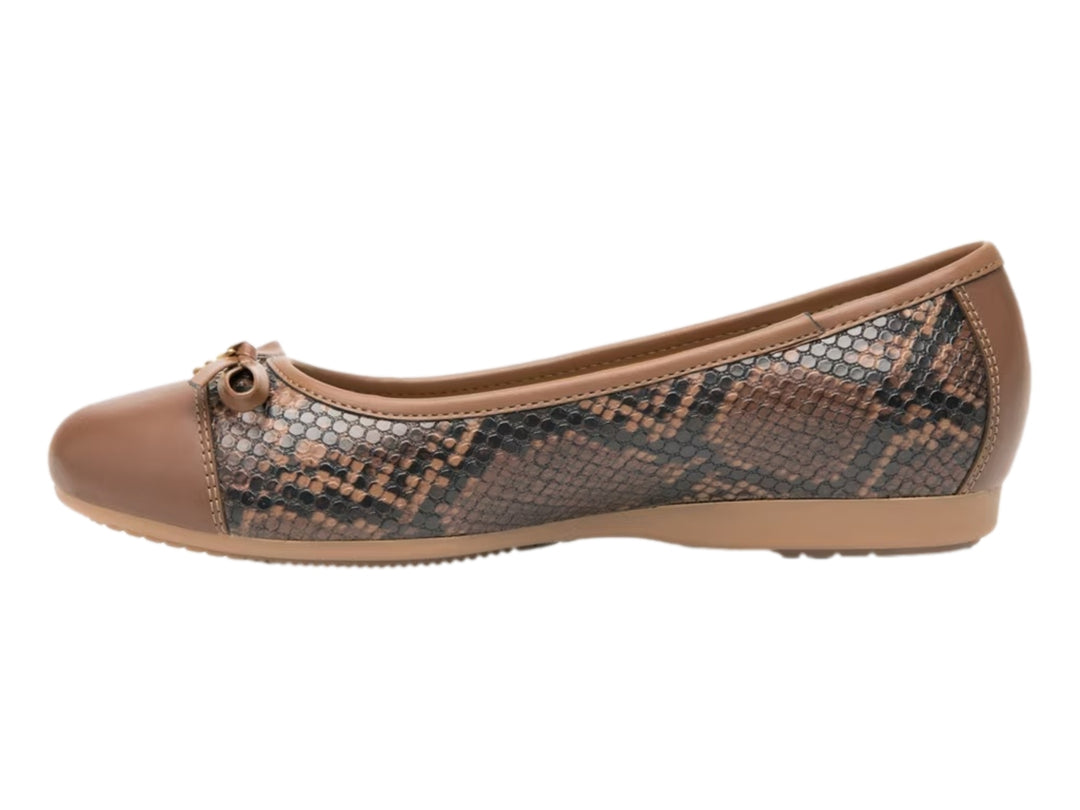 Zapato plano Flexi con estampado de serpiente en tonos marrones y detalles en color cognac.