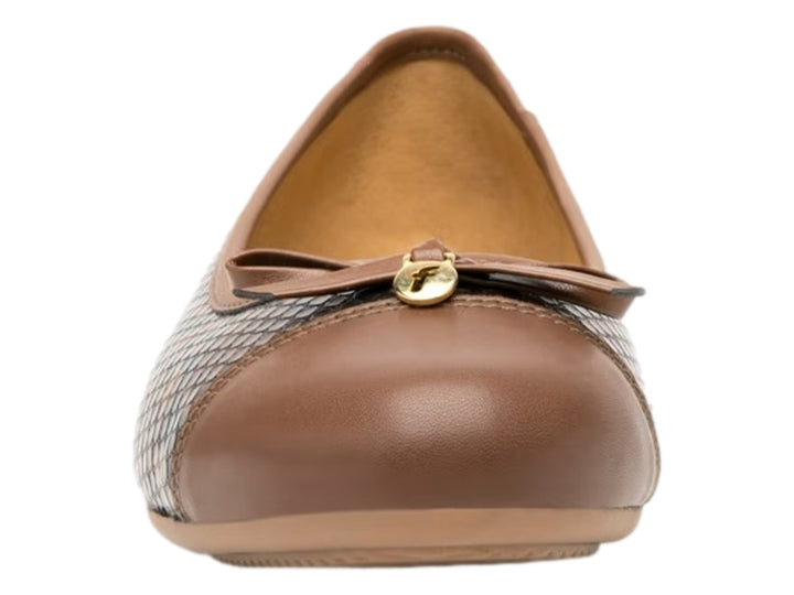 Zapato plano Flexi con estampado de serpiente en tonos marrones y detalles en color cognac.