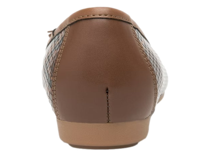 Zapato plano Flexi con estampado de serpiente en tonos marrones y detalles en color cognac.