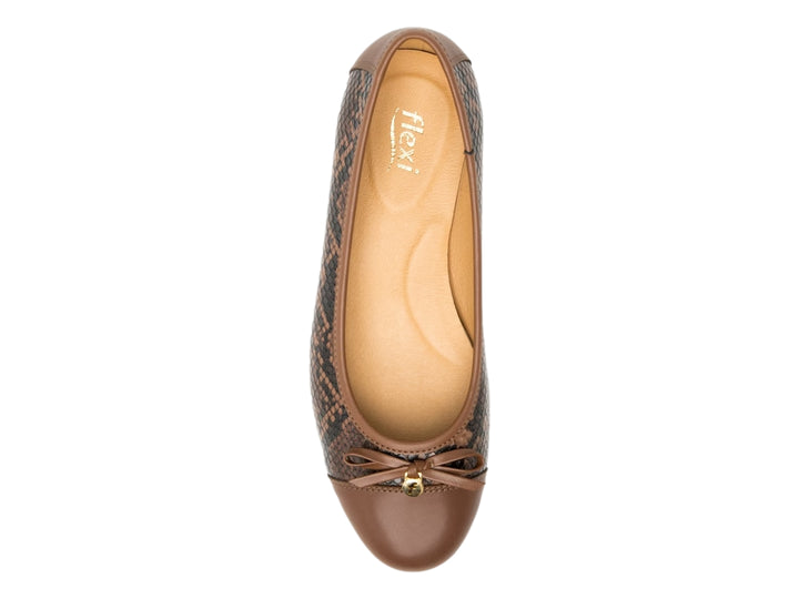 Zapato plano Flexi con estampado de serpiente en tonos marrones y detalles en color cognac.