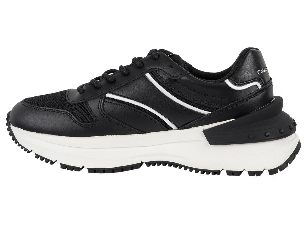 Tenis Calvin Klein Jeans color negro con suela blanca y detalles laterales en blanco.