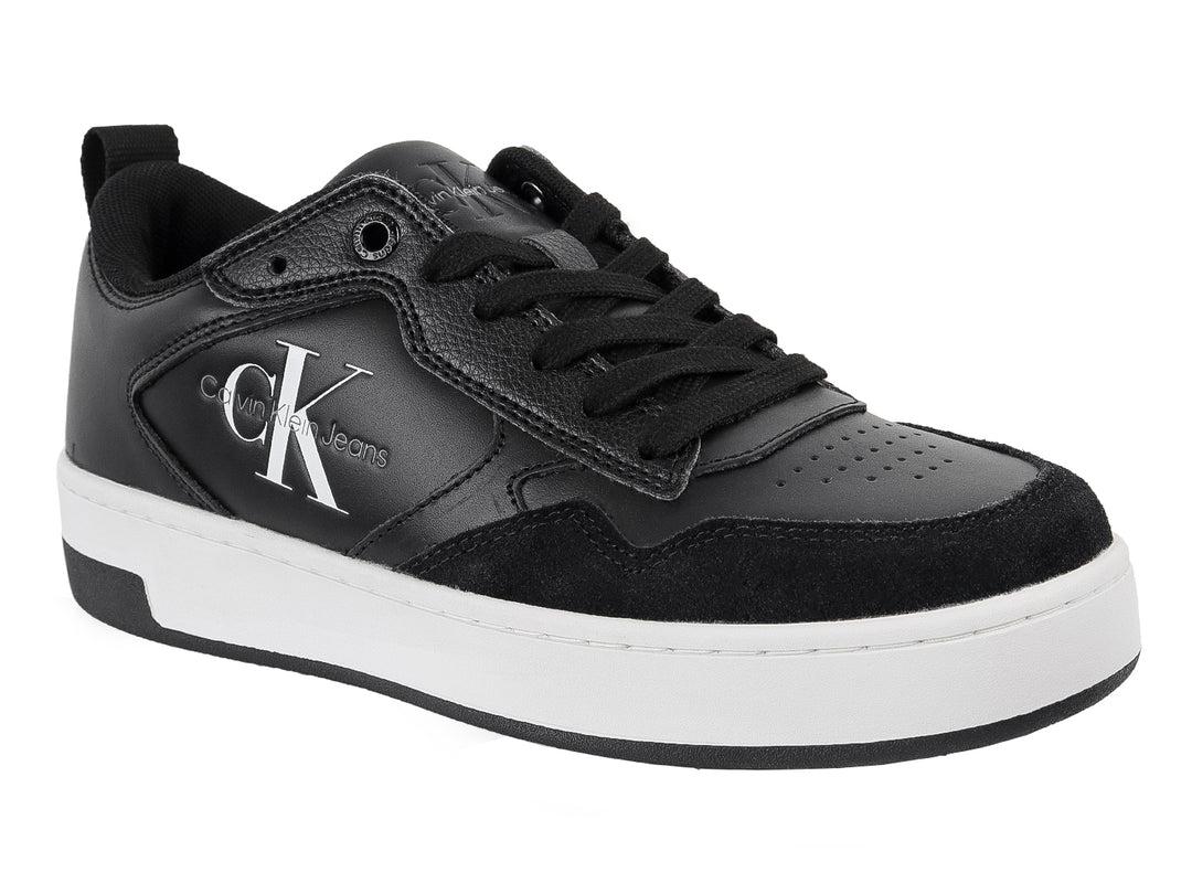 Tenis casuales Calvin Klein en color negro con suela blanca y logotipo lateral blanco.