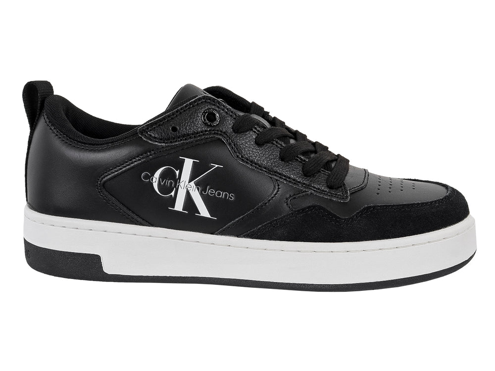 Tenis casuales Calvin Klein en color negro con suela blanca y logotipo lateral blanco.