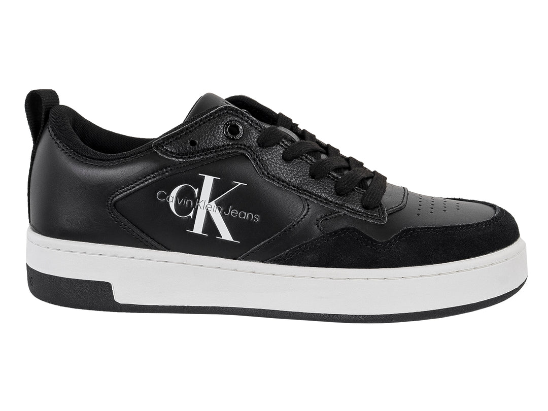 Tenis casuales Calvin Klein en color negro con suela blanca y logotipo lateral blanco.