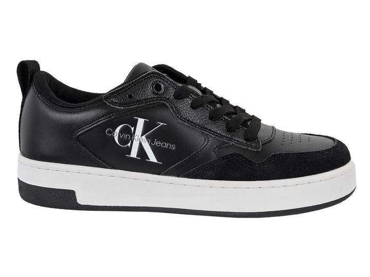 Tenis casuales Calvin Klein en color negro con suela blanca y logotipo lateral blanco.