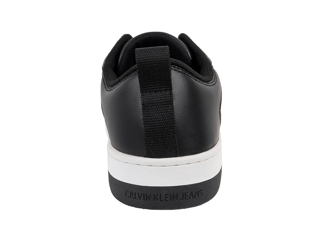 Tenis casuales Calvin Klein en color negro con suela blanca y logotipo lateral blanco.