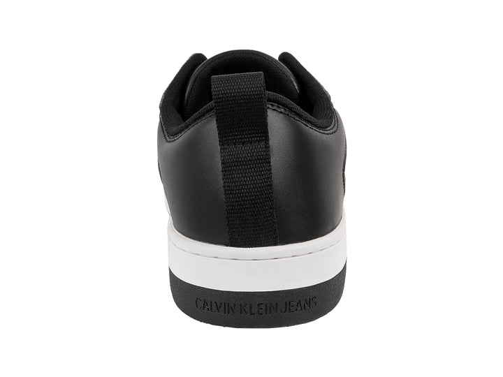 Tenis casuales Calvin Klein en color negro con suela blanca y logotipo lateral blanco.