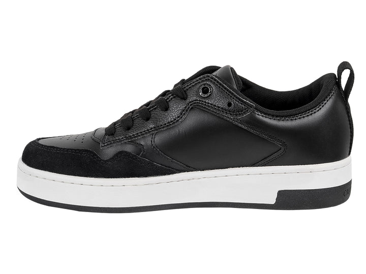 Tenis casuales Calvin Klein en color negro con suela blanca y logotipo lateral blanco.
