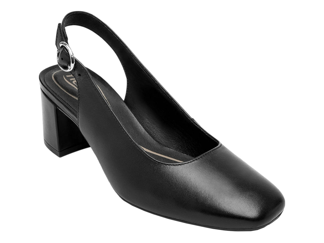 Zapato de tacón negro de cuero con correa posterior y hebilla plateada.