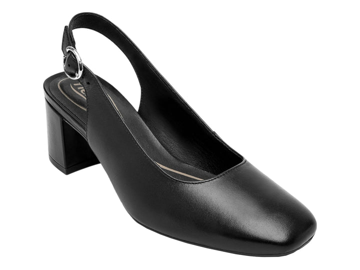 Zapato de tacón negro de cuero con correa posterior y hebilla plateada.