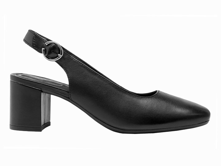 Zapato de tacón negro de cuero con correa posterior y hebilla plateada.