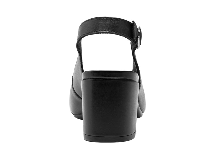 Zapato de tacón negro de cuero con correa posterior y hebilla plateada.
