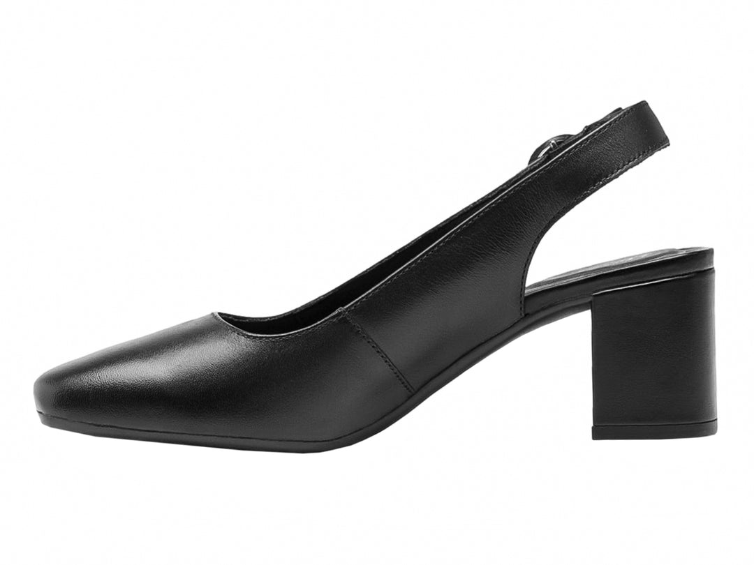 Zapato de tacón negro de cuero con correa posterior y hebilla plateada.